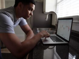 bitcoin-crosses-$112k-as-traders-brace-for-data-week;-rotation-lifts-sol,-doge