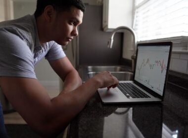 bitcoin-crosses-$112k-as-traders-brace-for-data-week;-rotation-lifts-sol,-doge