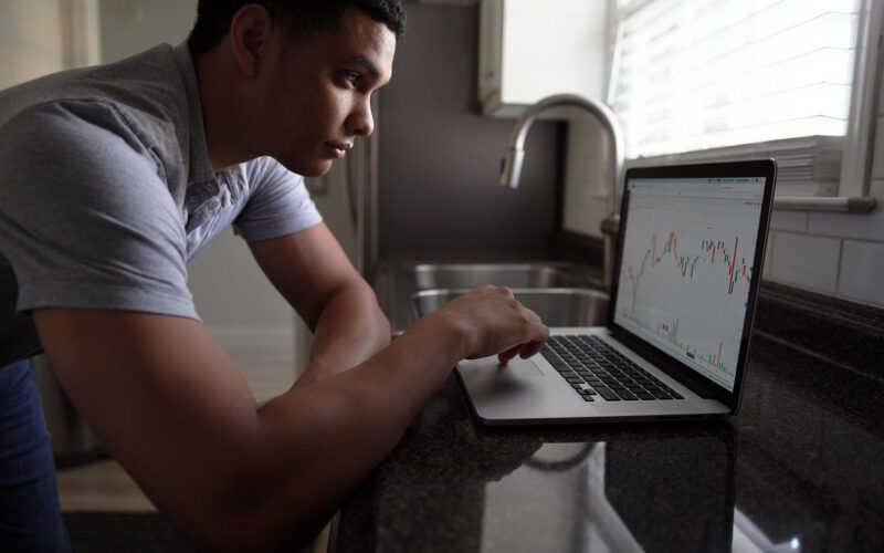 bitcoin-crosses-$112k-as-traders-brace-for-data-week;-rotation-lifts-sol,-doge