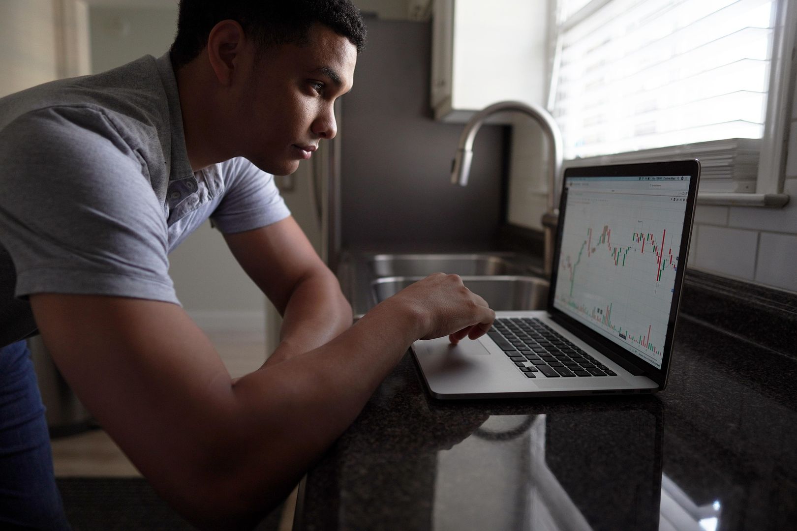 bitcoin-crosses-$112k-as-traders-brace-for-data-week;-rotation-lifts-sol,-doge